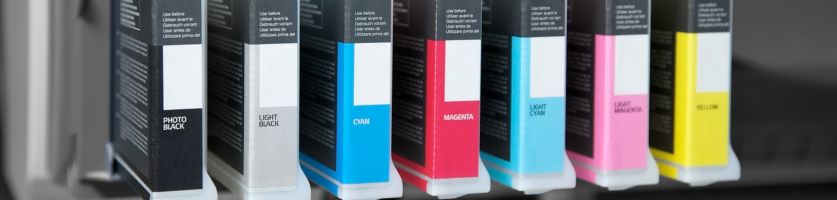 Series of private label cartridges of different colours in a row Cartuchos compatibles buenos